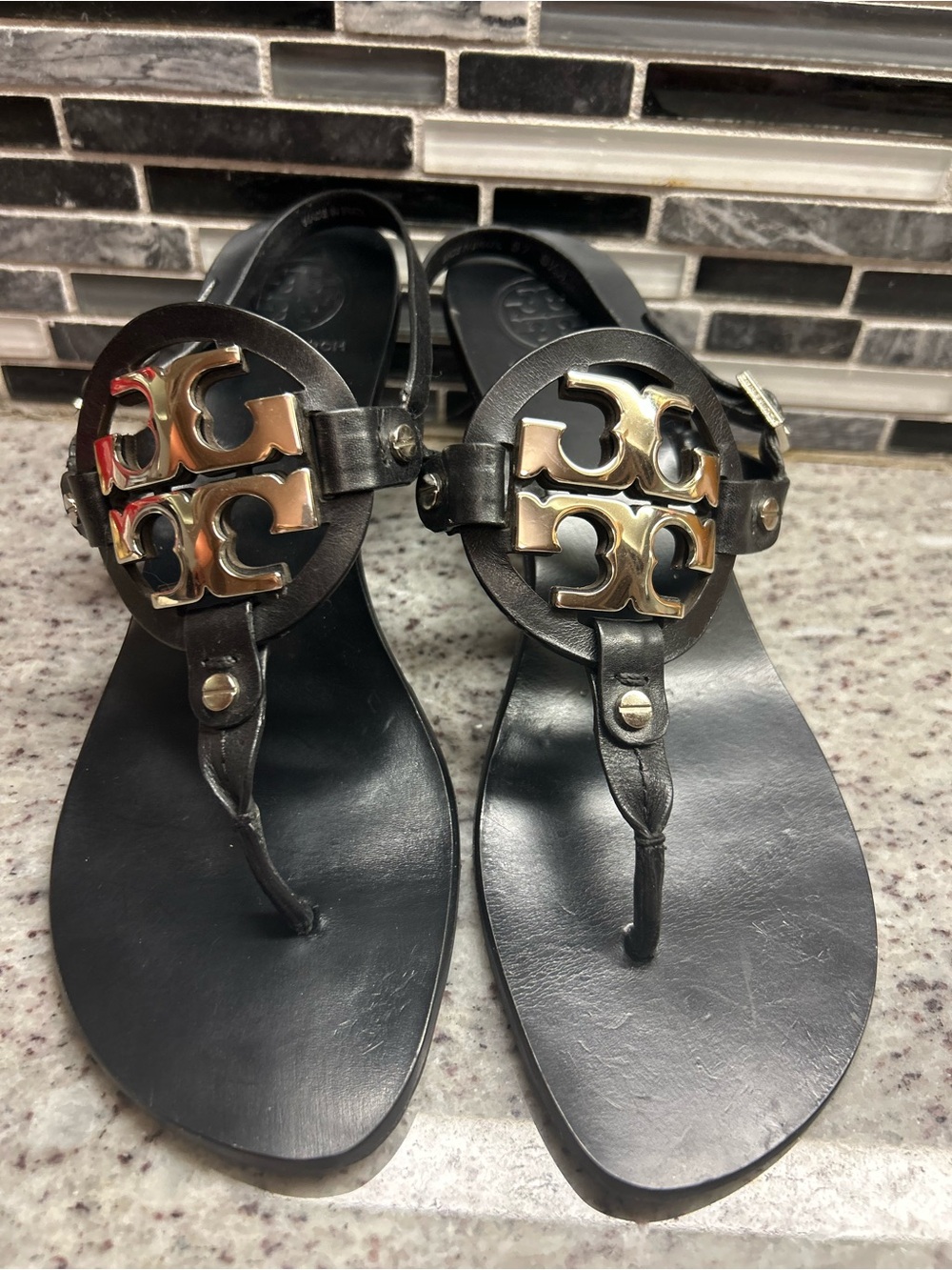 Tory Burch Holly Black Leather Logo Thong Sandals with Gold Emblem size 8.5